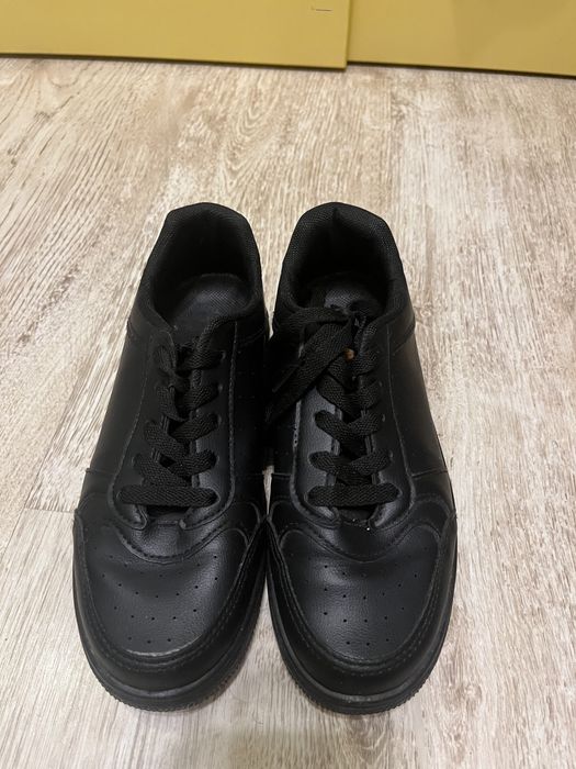 Чёрные женские кроссовки