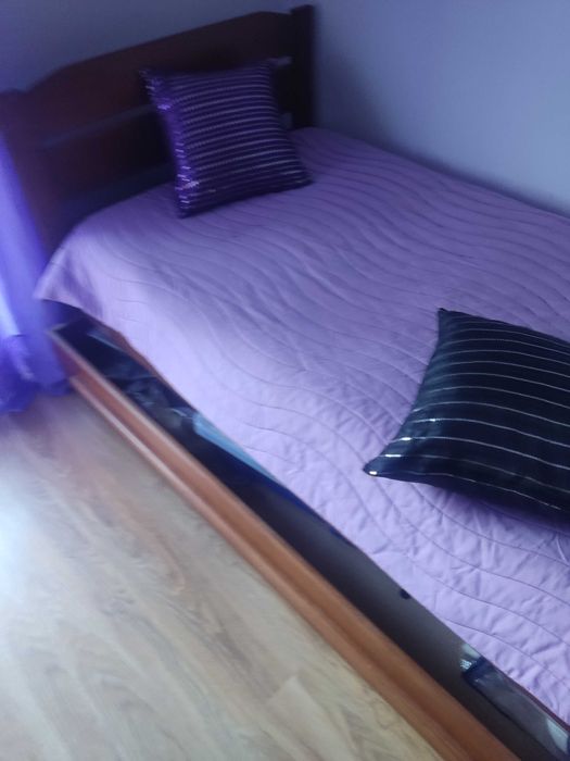 Cama madeira solteiro, com gavetão que faz outra cama + colchão