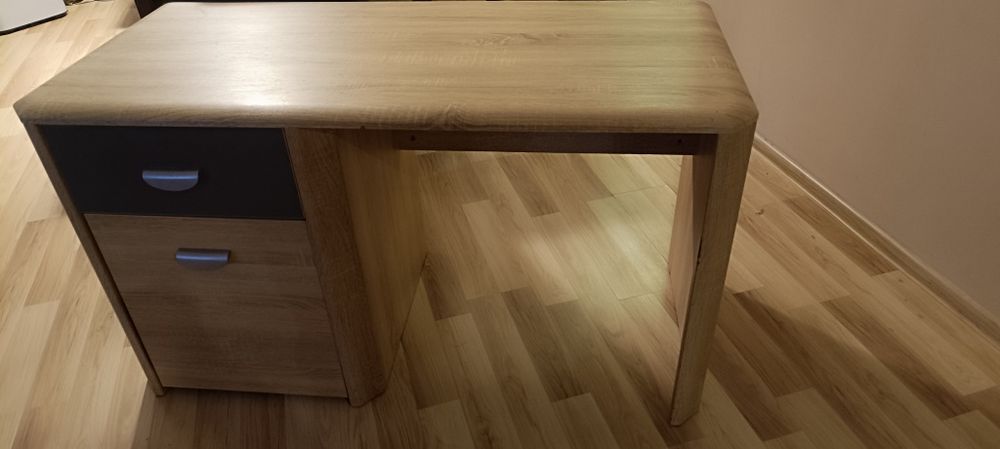 Biurko  wraz z zintegrowanym kontenerem