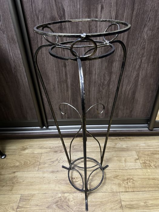 Кованая подставка для цветов