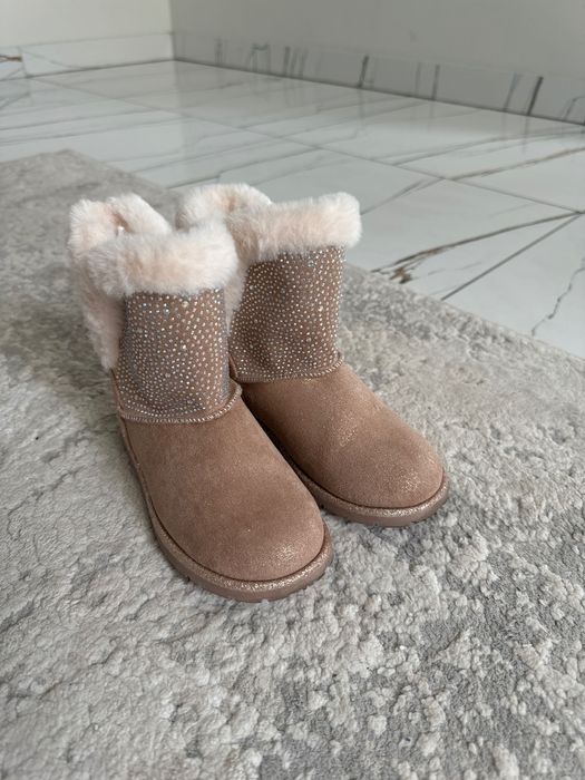 уги дівчинці 28-29 розмір