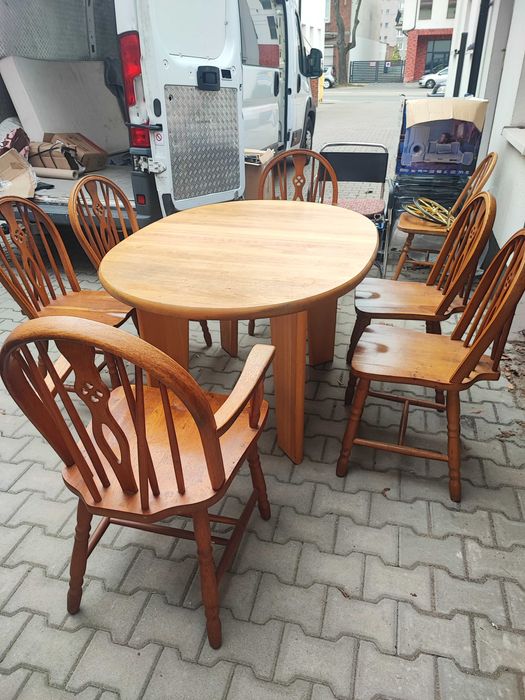 Stół z krzesłami w stylu windsor .