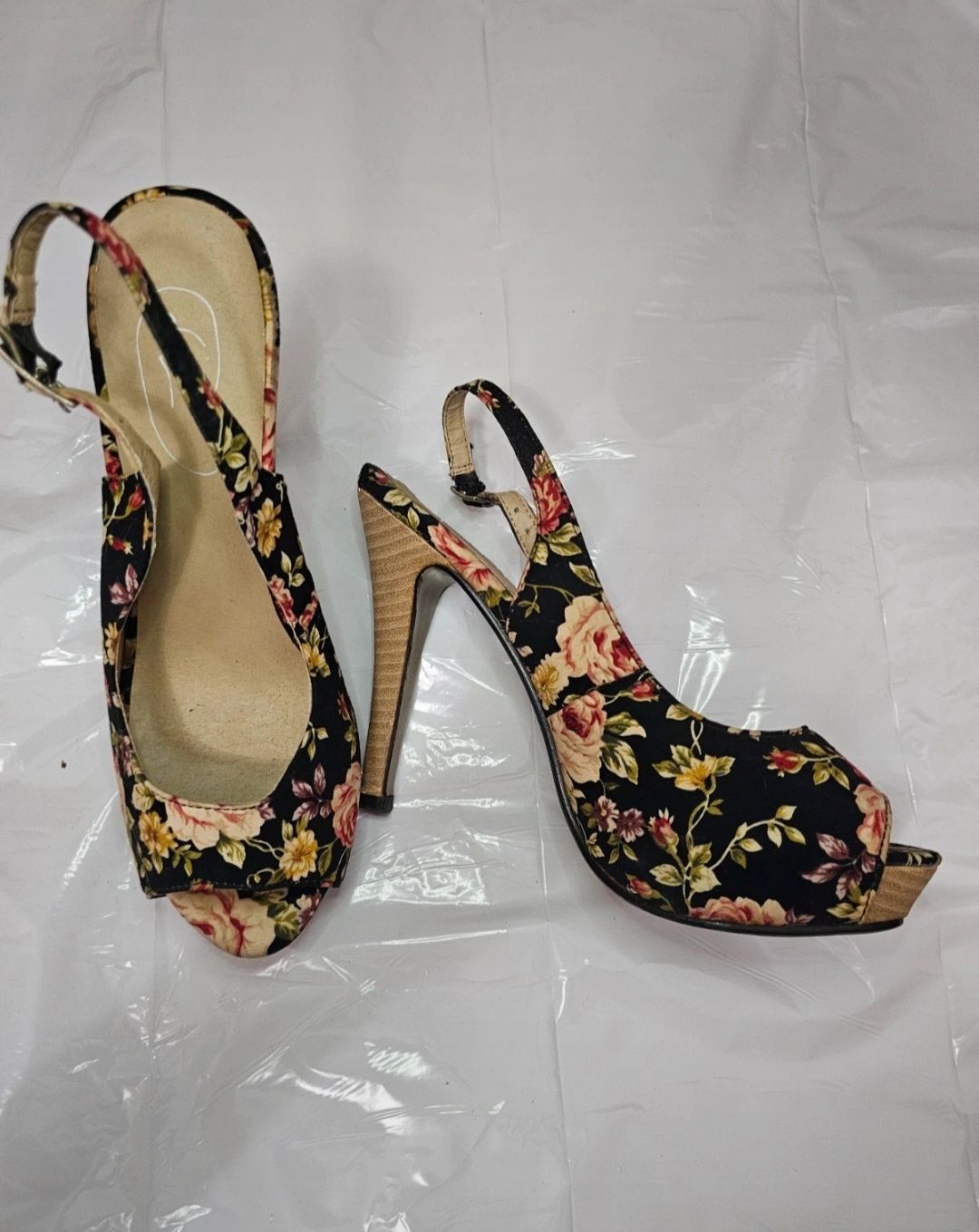 Sapatos altos com flores