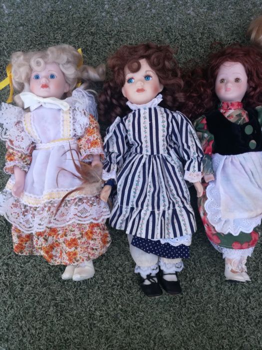 9 bonecas de porcelana e suporte