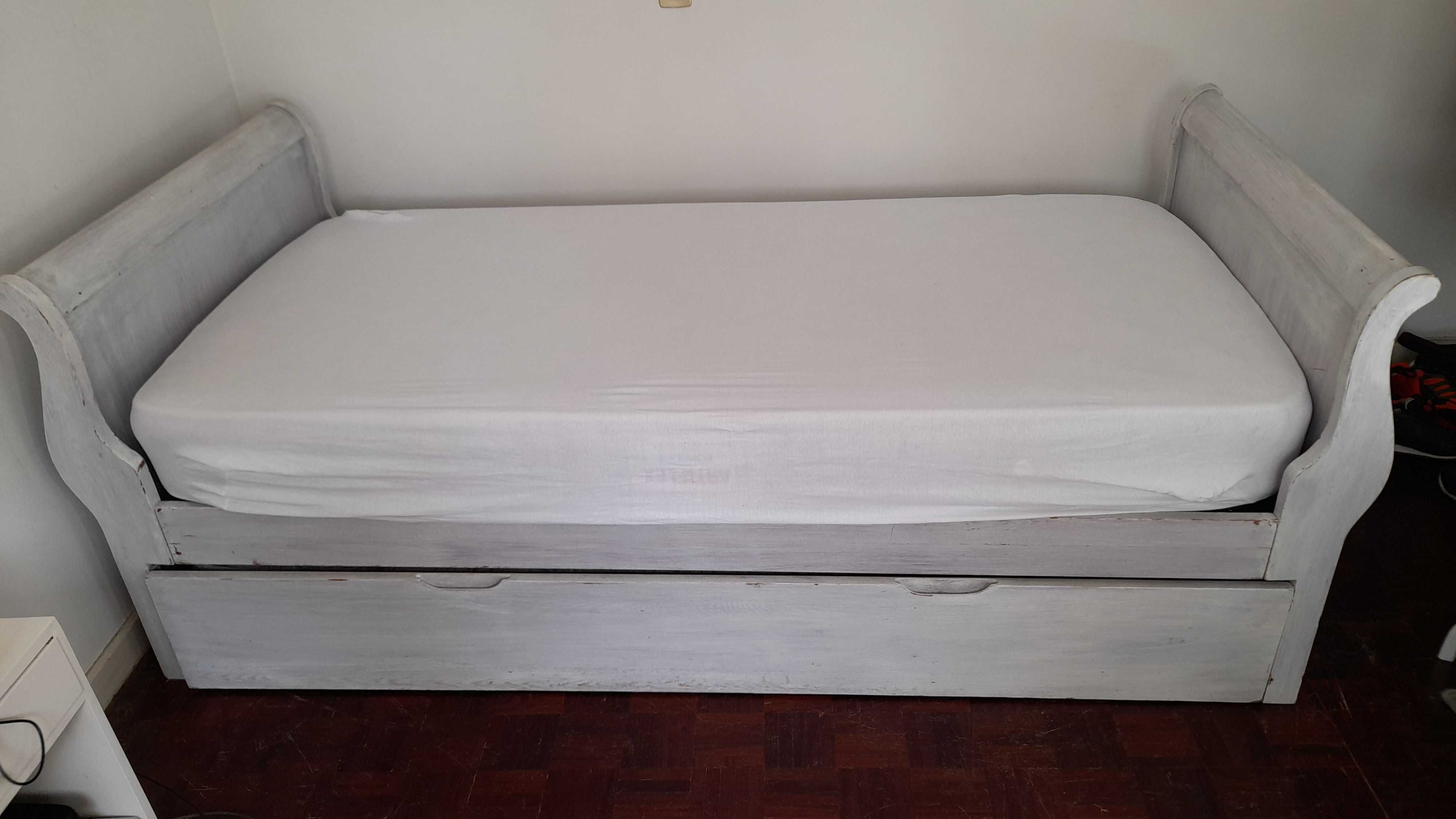 Cama dupla (BELICHE), de corpo e meio, em madeira maciça, feita á mão.