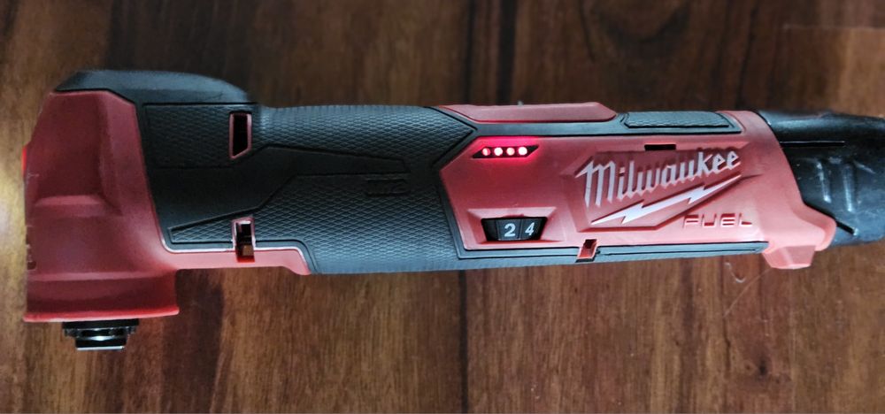 Narzędzie wielofunkcyjne Milwaukee M12 FMT USKZODZONY