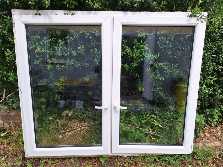 Sprzedam    okno  z ościeżnicą