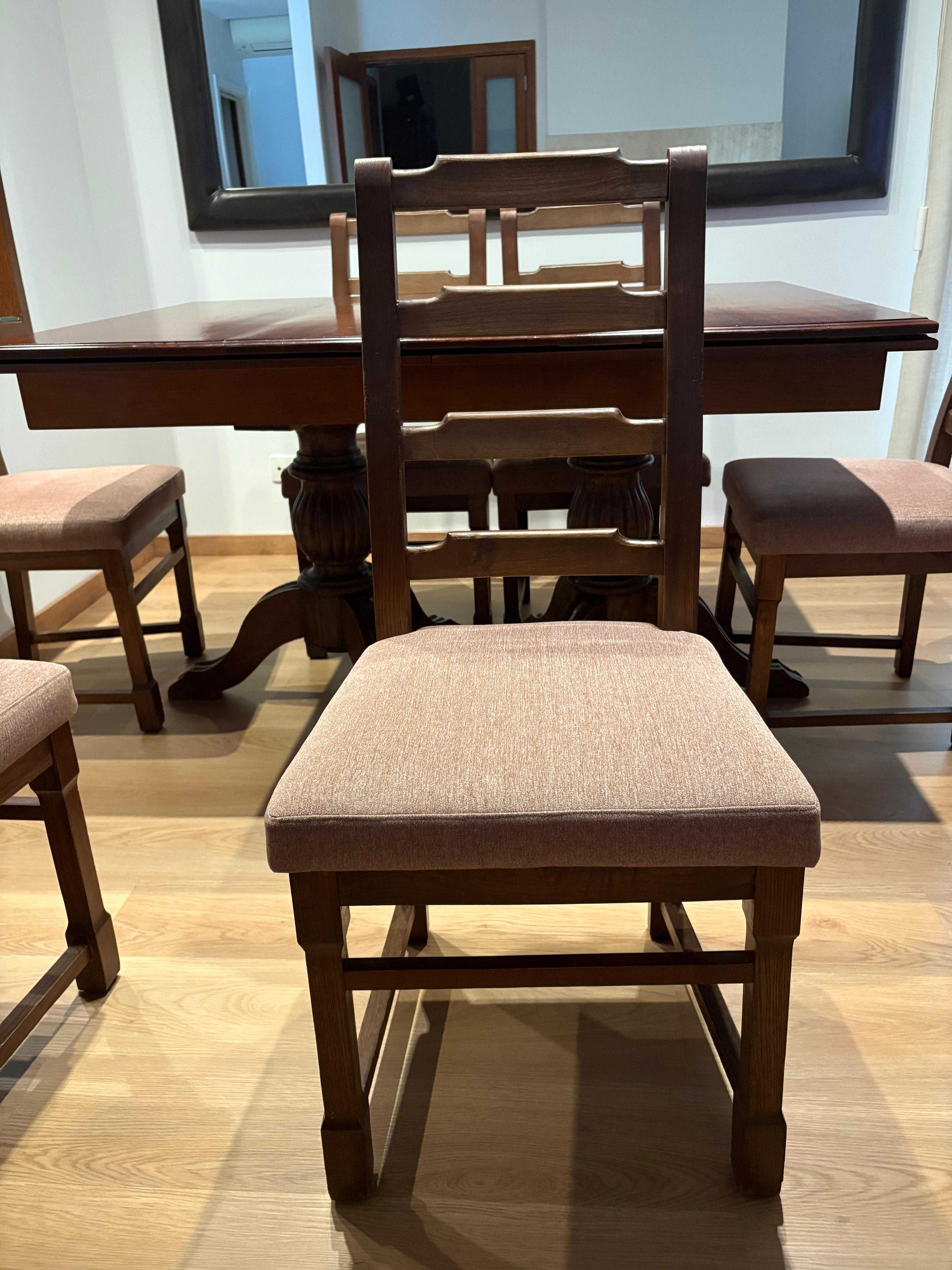 Mesa sala de jantar e cadeiras