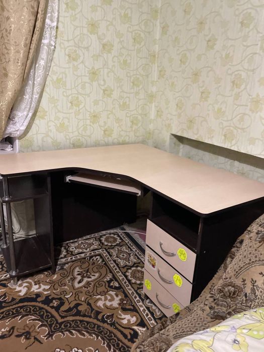 Офісний стіл з поличками