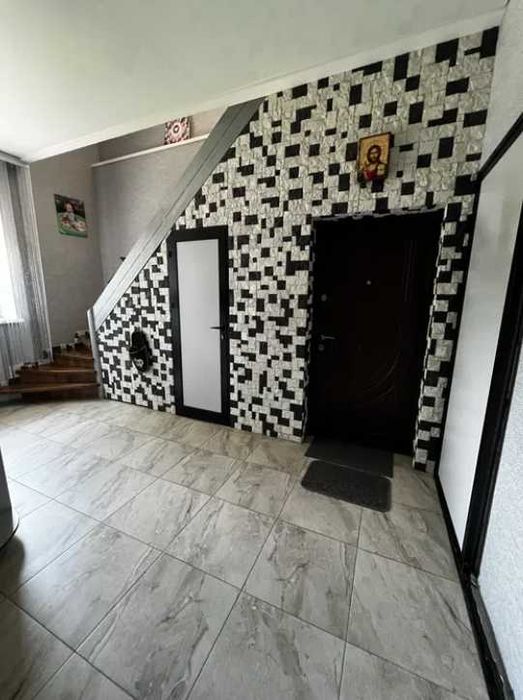 Пропоную до продажу двоповерховий будинок в центрі міста