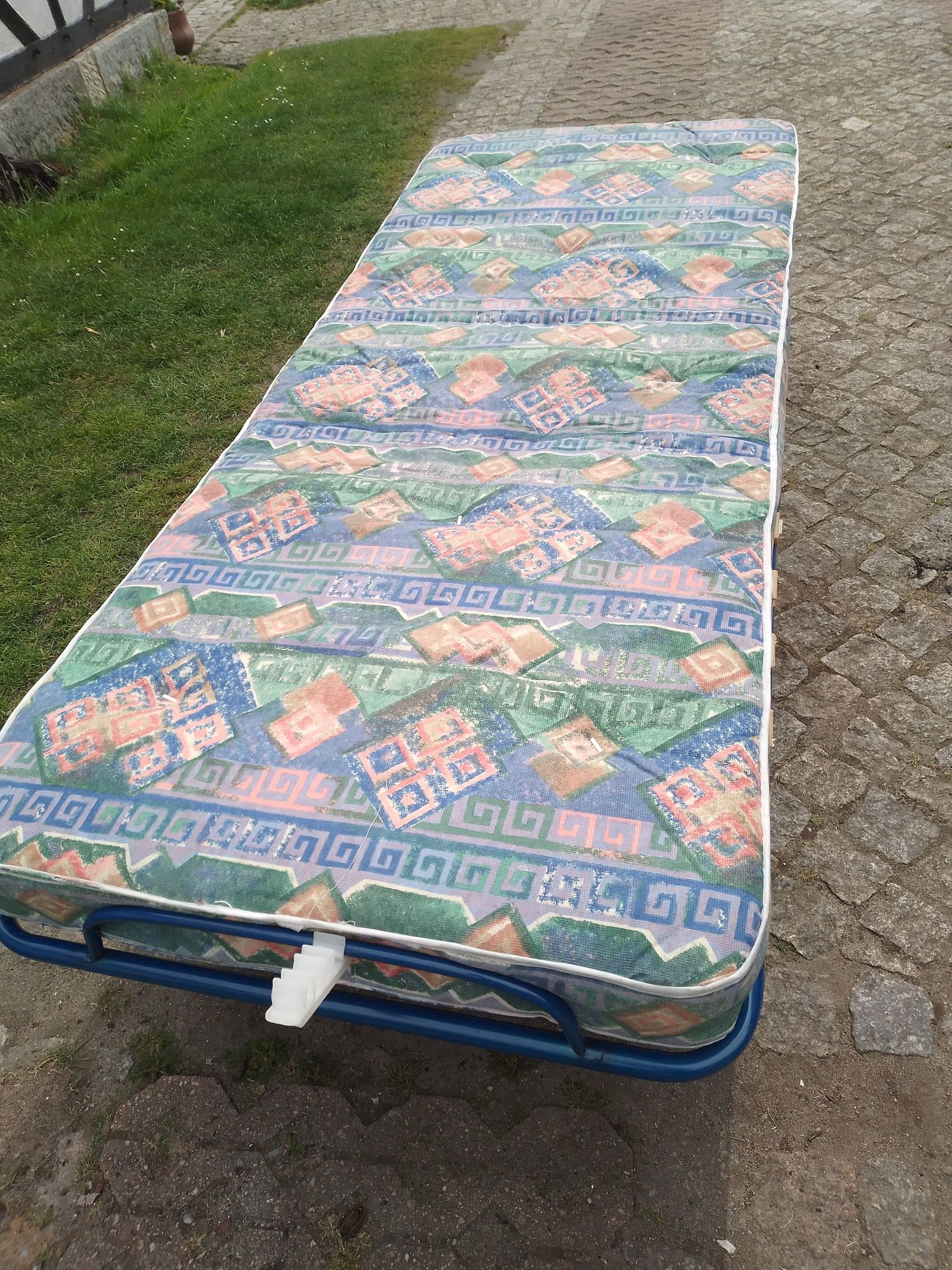 Składane łóżko z materacem