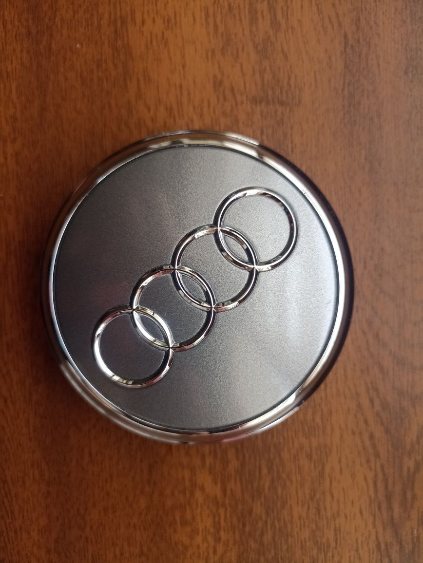 Оригінальні ковпачки заглушки на литі диски Audi 4L0601170