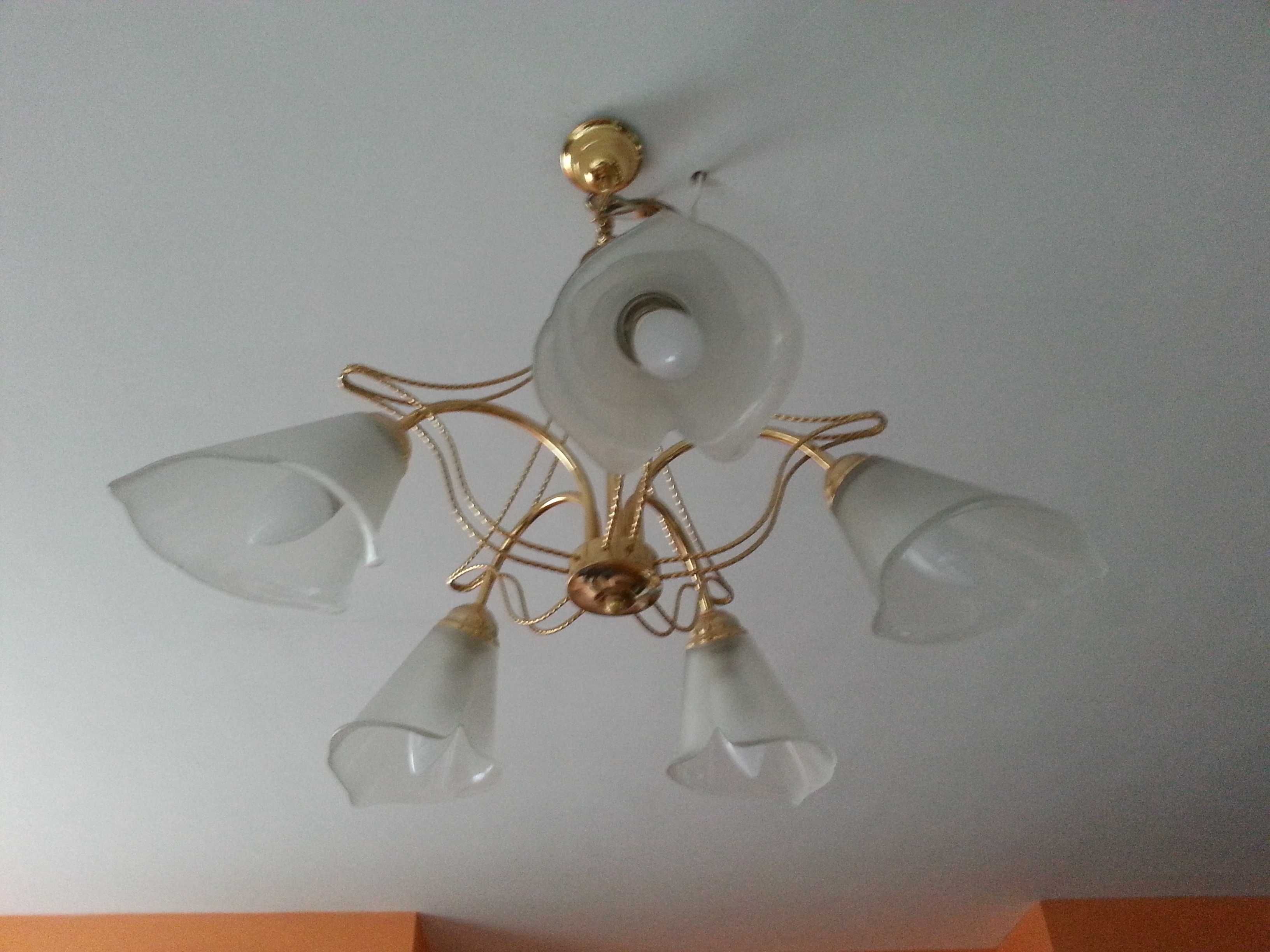 lampa sufitowa z długim łańcuchem złotym i kwiatami kali