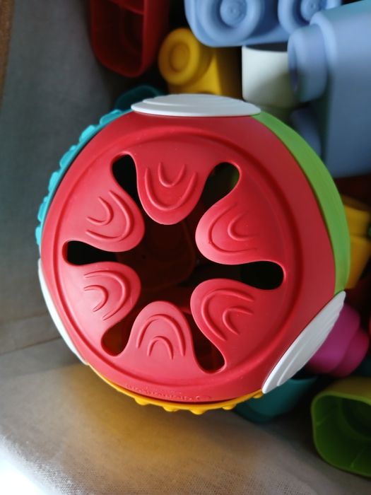 Kula sensoryczna i duży zestaw gumowych klocków Clementoni