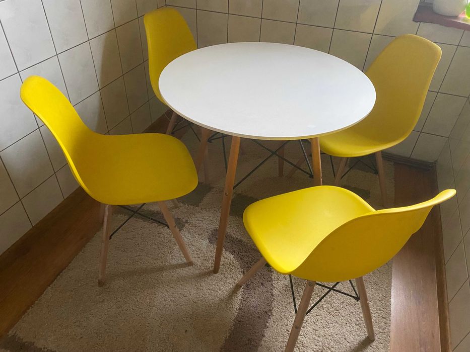 Okazja ! Nowoczesny stolik kawowy z czterema krzesłami