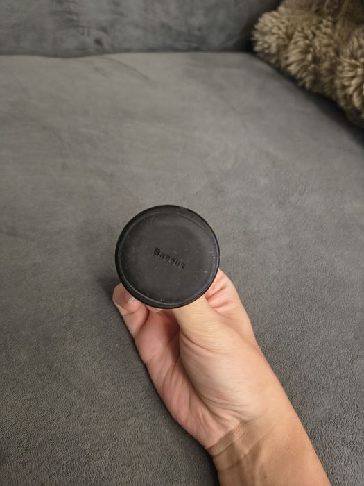 Uchwyt do telefonu samochodowy na magnes