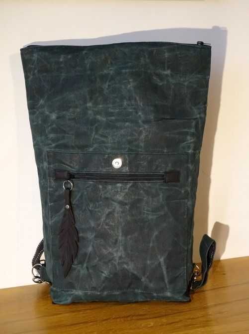Plecak z płótna woskowanego (bagpack made of waxed material)