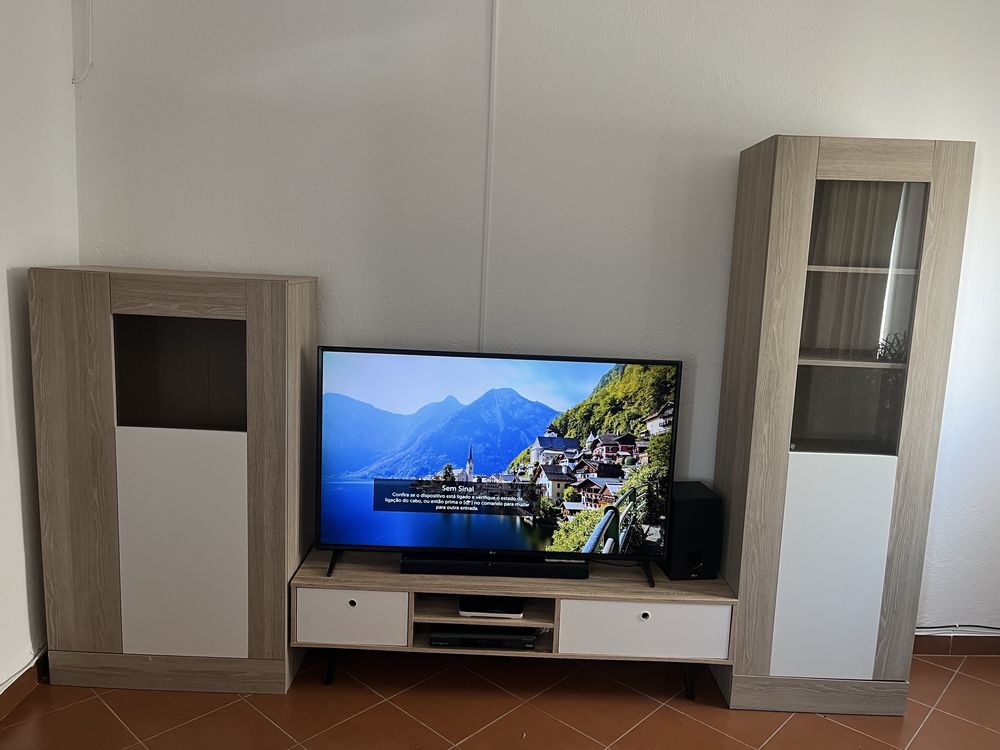 Conjunto de sala com movel tv e mesa de centro