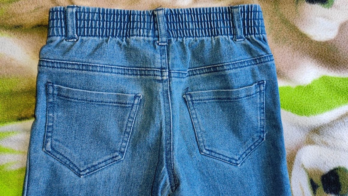 Spodnie jeansowe r. 110-116 na 4-5 oryginalnie przecierane na kolanach