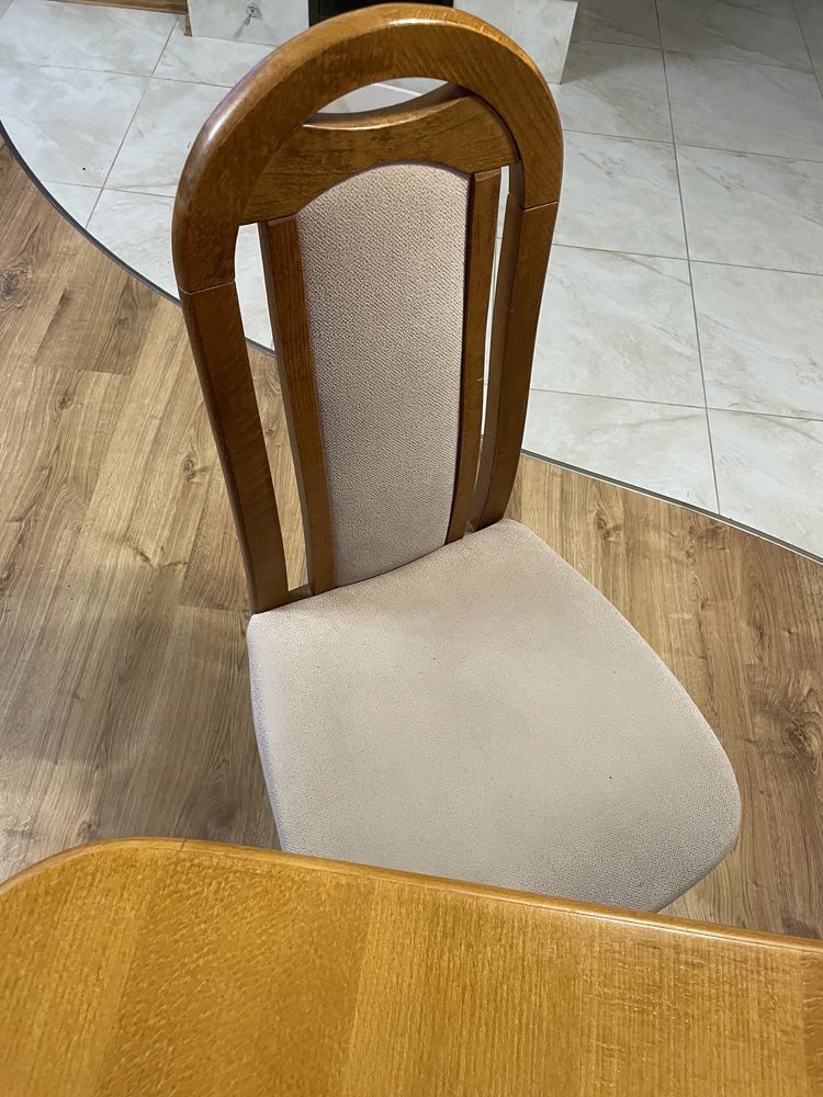 Komplet: stół i 6 krzeseł- nowa  tapicerka. Sprzedam lub zamienię.
