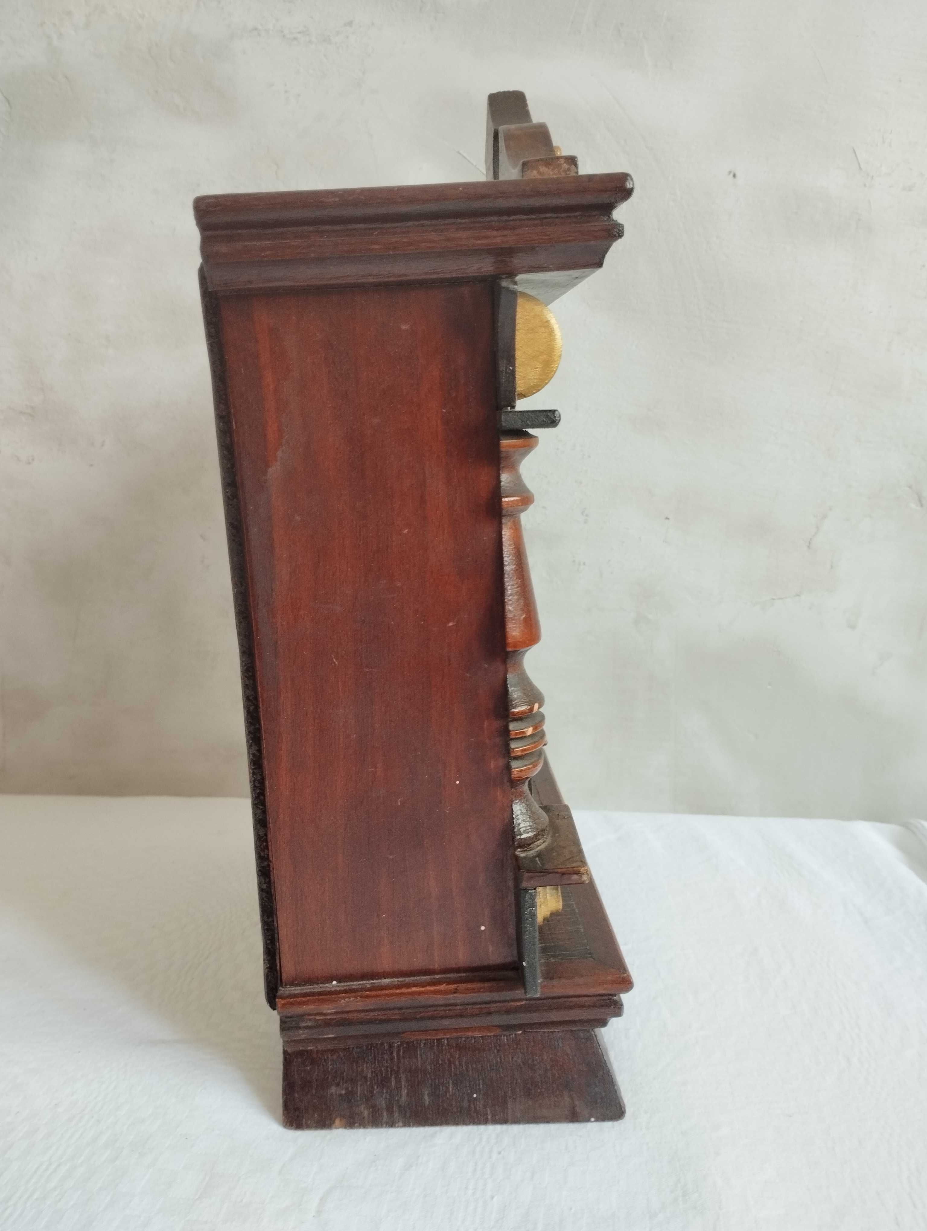 Stary zegar drewniany 1880, skrzynka z zegara