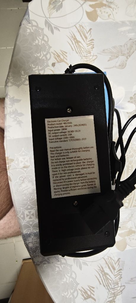Vendo esses dois carregadores de motas elétricas um de 48 v e um de 72