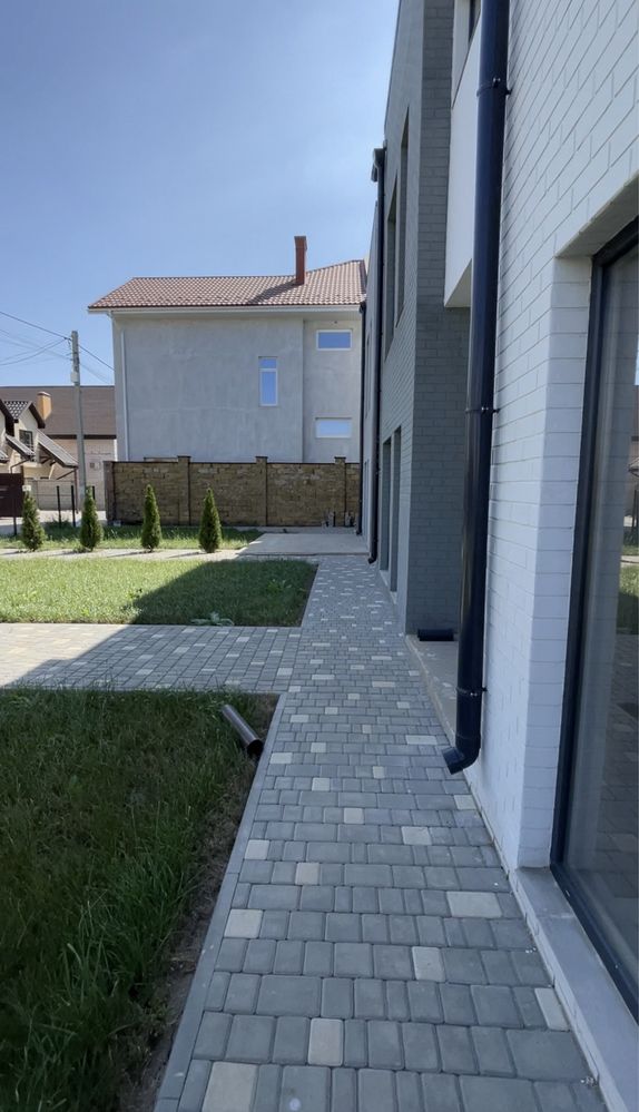 ТаунХаус з червоної цегли 104м2, Двір та парковка під 2 авто