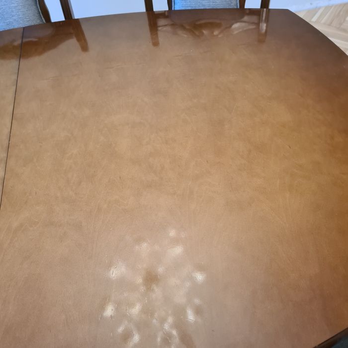 Stół  plus 6 krzeseł,  lite drewno bukowe, kolor wiśnia do odświeżenia