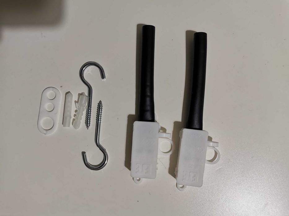 Zestaw 2 kostek elektrycznych 2pin 10A 250V w obudowie + wkręty