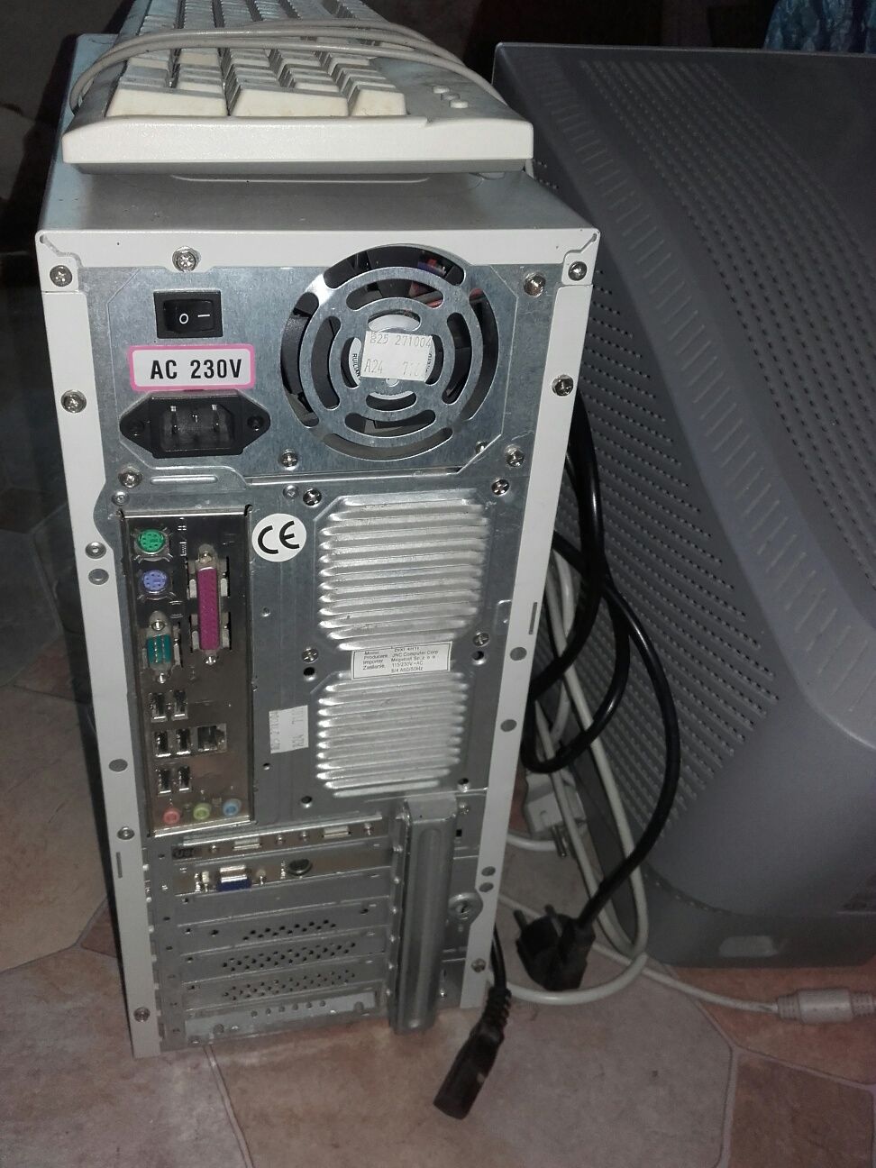 Komputer LG Flatron z jednostką centralną