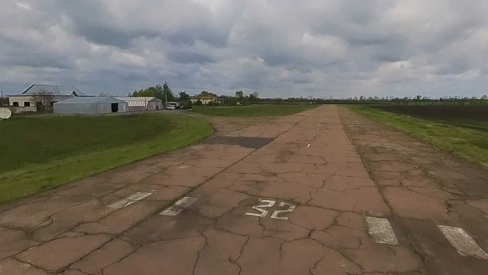 Приватний аеродром з літаками біля Черкас Готовий бізнес мрійників