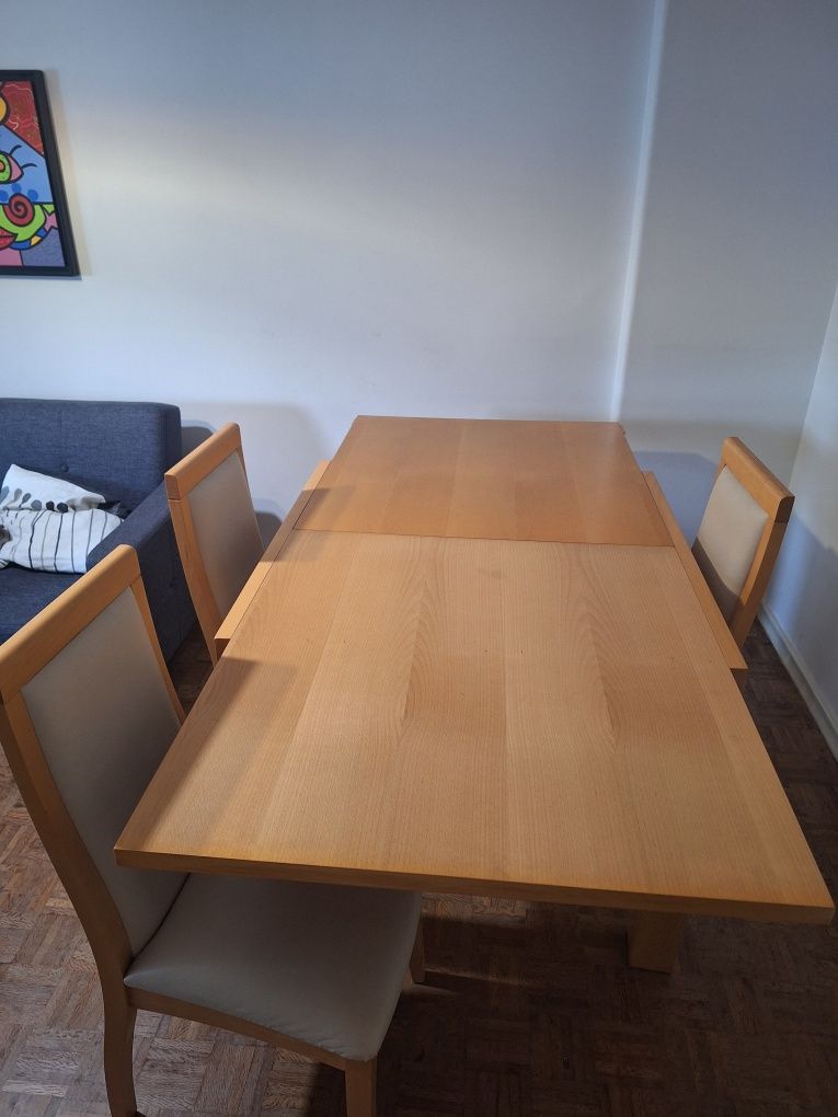 Mesa extensível e 4 cadeiras