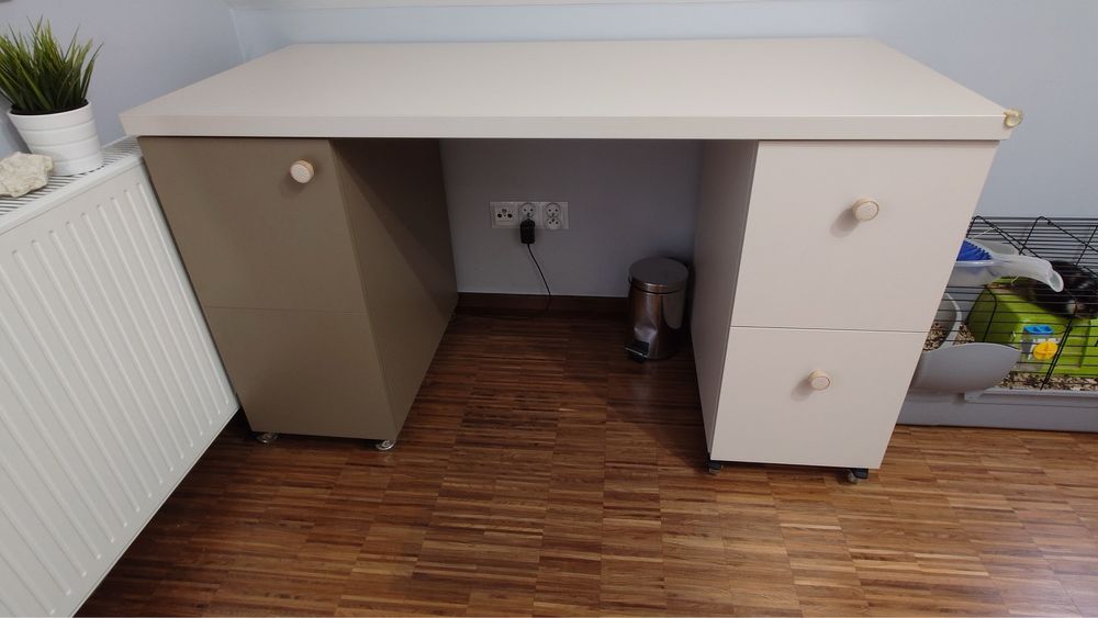 Biurko i łóżko kolor beżowy i malaga