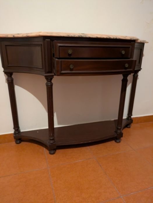 Aparador com tampo em pedra marmore e duas gavetas.