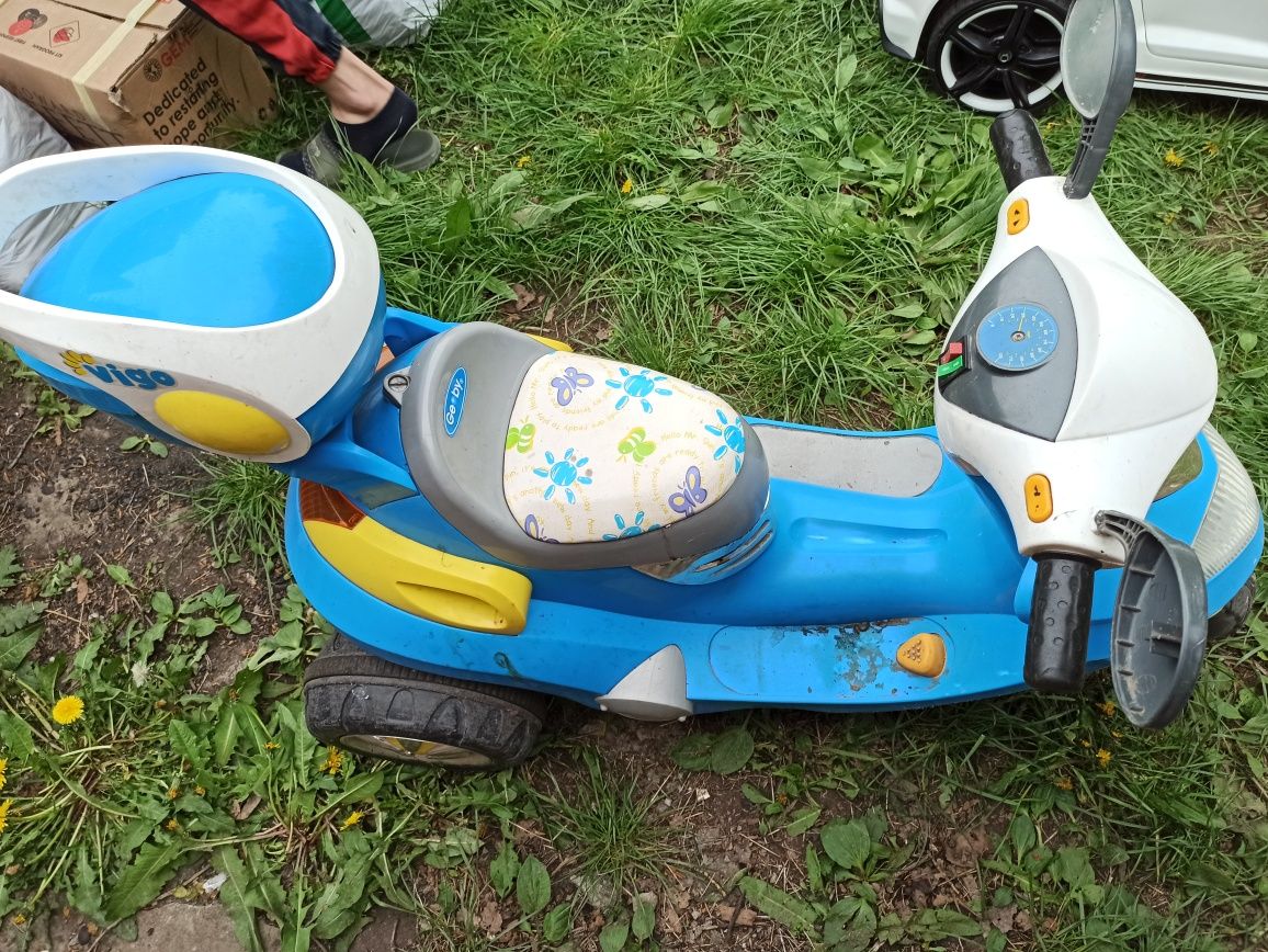 Детский скутер на аккумуляторе