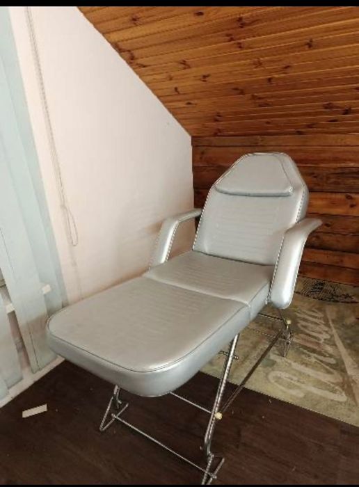 Кушетка для масажу або косметологічних процедур