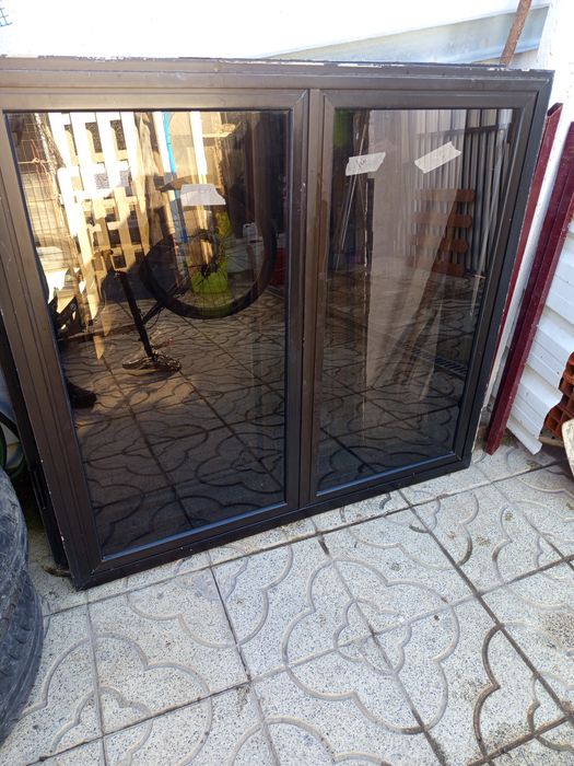 Janelas de alumínio castanho várias