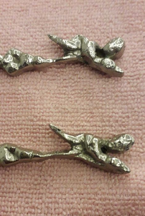 Talheres (3) com querubim, em metal prateado, muito antigos