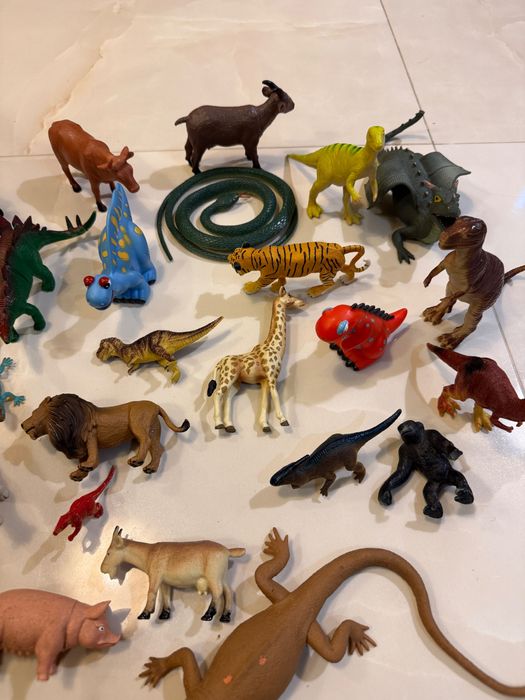 Figurki dinozaurów, zwierząt, gumowe i plastikowe, 38 szt.