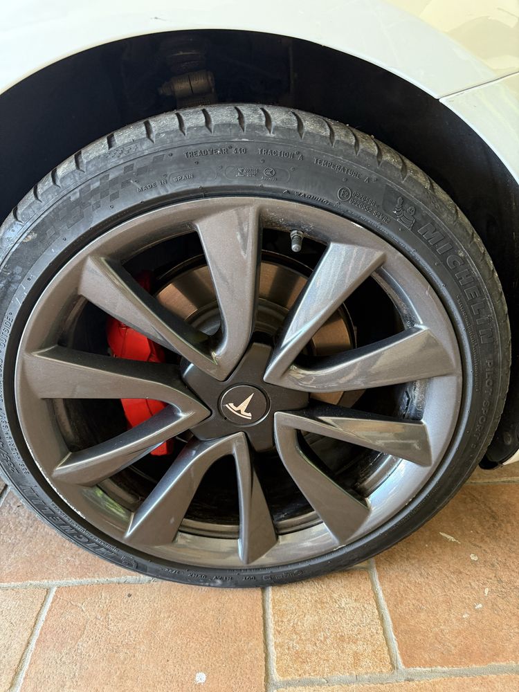 Vendo jantes com pneus para tesla