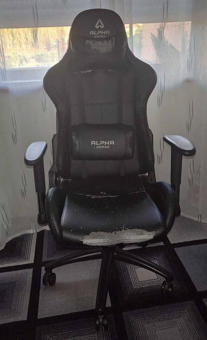 Cadeira Gaming Alpha Gamer VEGA – funcional mas com desgaste