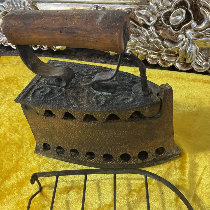 Ferro de engomar carvão