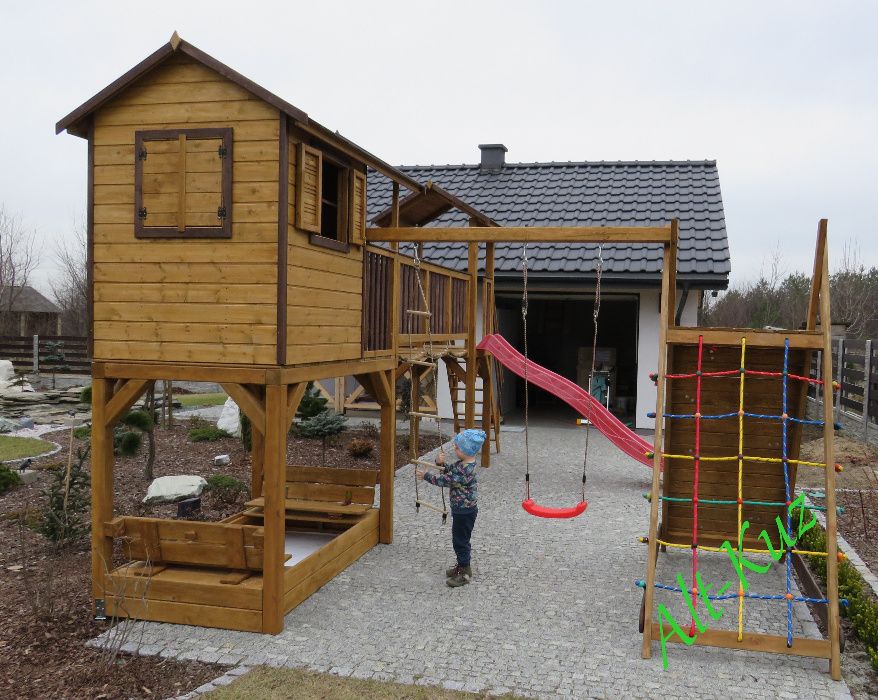 Rozbudowany plac zabaw: mostkiem, domek, wieżyczka, ścianka