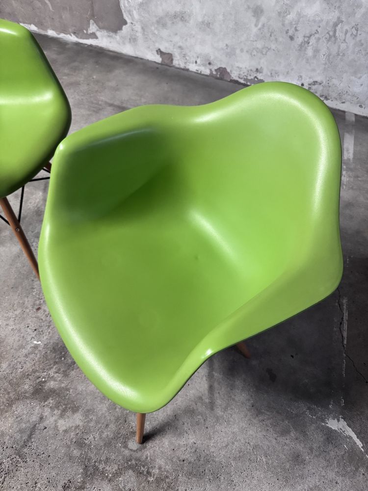 Cadeira com braços Charles Eames. Ótimo estado.