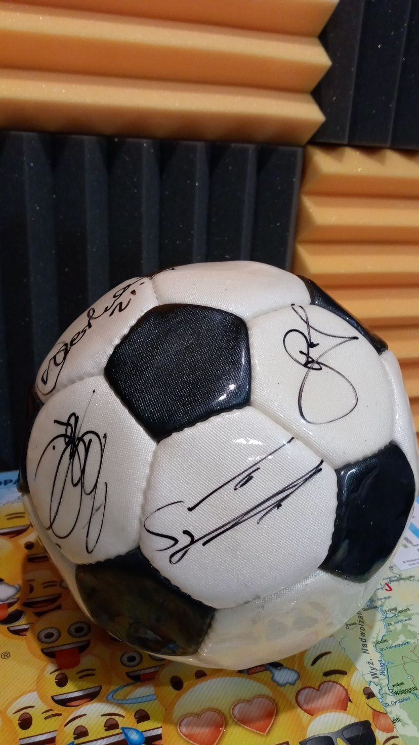 Sprzedam piłkę z autografami piłkarzy.