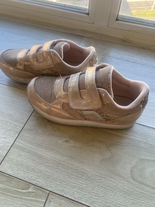 Продам б/у кросівки для дівчинки Bata 31 розмір