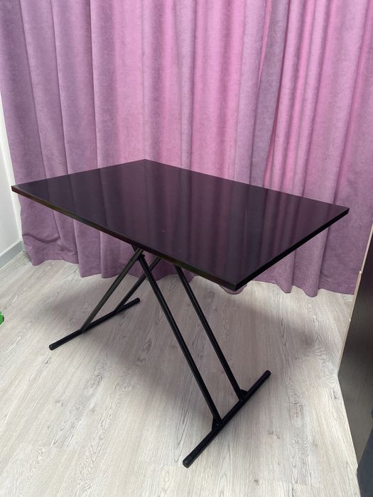 Стіл з регульованою висотою