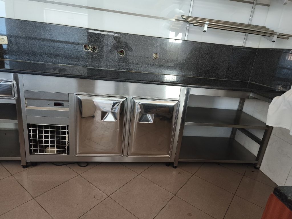 Retrobalcão refrigerado todo em inox