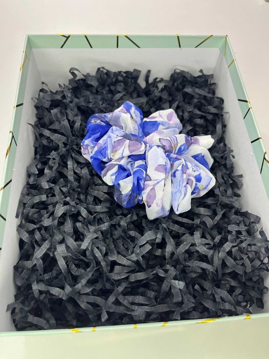 Mała gumka scrunchie – niebiesko-biała, ręcznie szyta, nowa