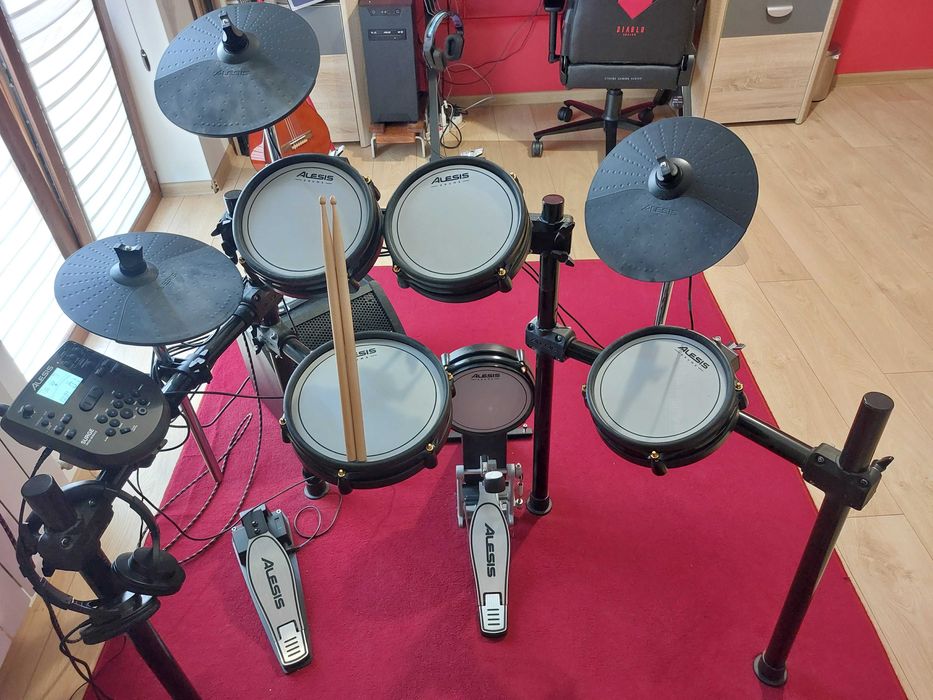 Perkusja elektroniczna Alesis Surge wraz z głośnikiem i słuchawkami